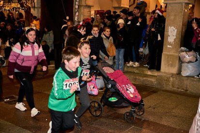 Más de 1.700 participantes han tomado la salida en la Carrera de Navidad.