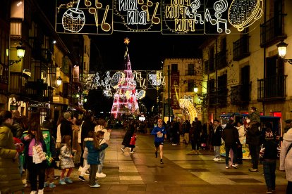 Más de 1.700 participantes han tomado la salida en la Carrera de Navidad.