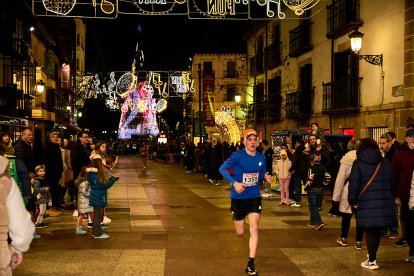 Más de 1.700 participantes han tomado la salida en la Carrera de Navidad.