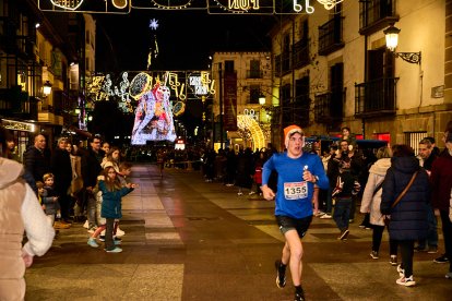Más de 1.700 participantes han tomado la salida en la Carrera de Navidad.
