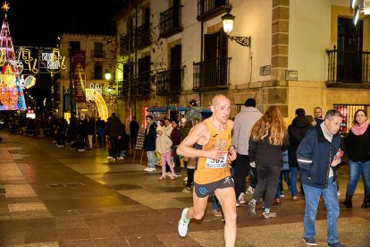 Más de 1.700 participantes han tomado la salida en la Carrera de Navidad.