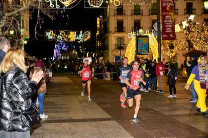 Más de 1.700 participantes han tomado la salida en la Carrera de Navidad.