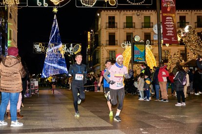 Más de 1.700 participantes han tomado la salida en la Carrera de Navidad.