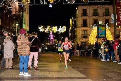 Más de 1.700 participantes han tomado la salida en la Carrera de Navidad.