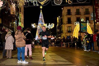 Más de 1.700 participantes han tomado la salida en la Carrera de Navidad.
