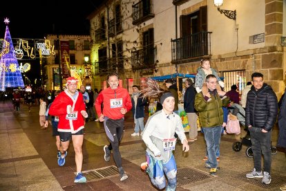 Más de 1.700 participantes han tomado la salida en la Carrera de Navidad.