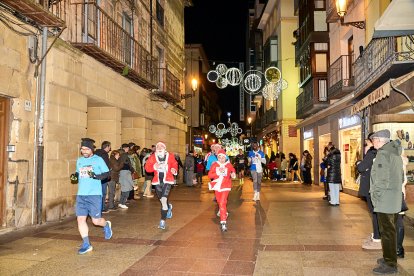 Más de 1.700 participantes han tomado la salida en la Carrera de Navidad.