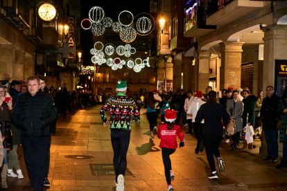 Más de 1.700 participantes han tomado la salida en la Carrera de Navidad.