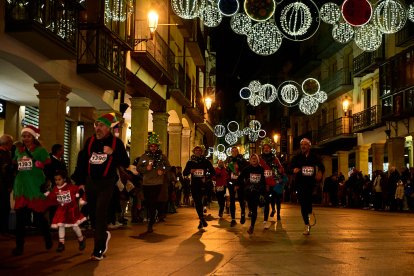 Más de 1.700 participantes han tomado la salida en la Carrera de Navidad.
