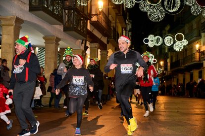 Más de 1.700 participantes han tomado la salida en la Carrera de Navidad.