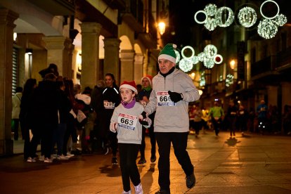 Más de 1.700 participantes han tomado la salida en la Carrera de Navidad.