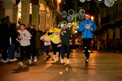 Más de 1.700 participantes han tomado la salida en la Carrera de Navidad.