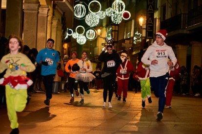 Más de 1.700 participantes han tomado la salida en la Carrera de Navidad.