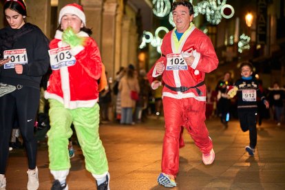 Más de 1.700 participantes han tomado la salida en la Carrera de Navidad.