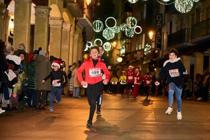 Más de 1.700 participantes han tomado la salida en la Carrera de Navidad.