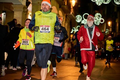 Más de 1.700 participantes han tomado la salida en la Carrera de Navidad.