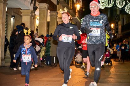 Más de 1.700 participantes han tomado la salida en la Carrera de Navidad.