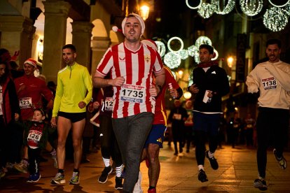 Más de 1.700 participantes han tomado la salida en la Carrera de Navidad.