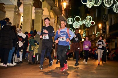 Más de 1.700 participantes han tomado la salida en la Carrera de Navidad.