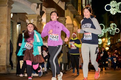 Más de 1.700 participantes han tomado la salida en la Carrera de Navidad.