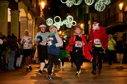 Más de 1.700 participantes han tomado la salida en la Carrera de Navidad.