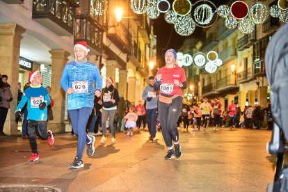 Más de 1.700 participantes han tomado la salida en la Carrera de Navidad.