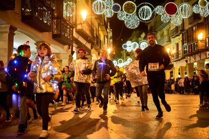 Más de 1.700 participantes han tomado la salida en la Carrera de Navidad.