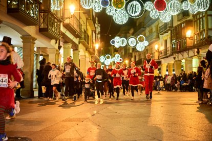 Más de 1.700 participantes han tomado la salida en la Carrera de Navidad.
