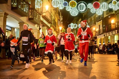 Más de 1.700 participantes han tomado la salida en la Carrera de Navidad.