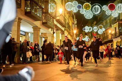 Más de 1.700 participantes han tomado la salida en la Carrera de Navidad.