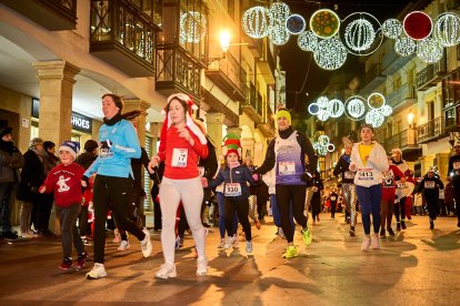 Más de 1.700 participantes han tomado la salida en la Carrera de Navidad.