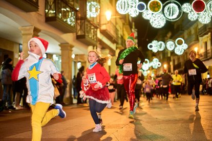 Más de 1.700 participantes han tomado la salida en la Carrera de Navidad.