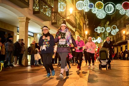 Más de 1.700 participantes han tomado la salida en la Carrera de Navidad.