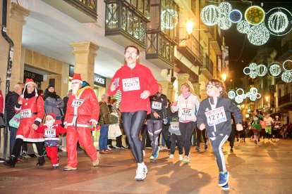 Más de 1.700 participantes han tomado la salida en la Carrera de Navidad.