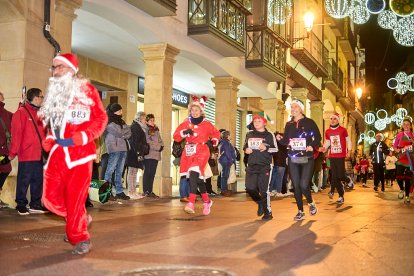 Más de 1.700 participantes han tomado la salida en la Carrera de Navidad.