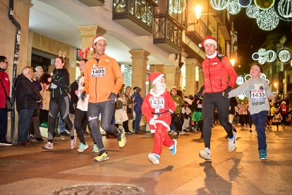 Más de 1.700 participantes han tomado la salida en la Carrera de Navidad.