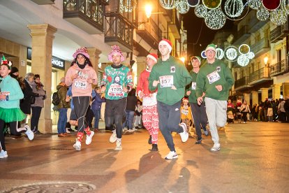 Más de 1.700 participantes han tomado la salida en la Carrera de Navidad.