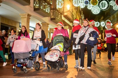 Más de 1.700 participantes han tomado la salida en la Carrera de Navidad.