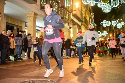 Más de 1.700 participantes han tomado la salida en la Carrera de Navidad.