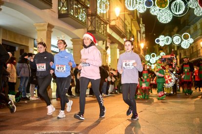 Más de 1.700 participantes han tomado la salida en la Carrera de Navidad.