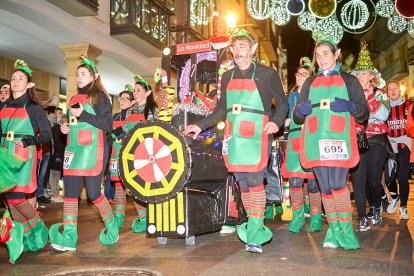 Más de 1.700 participantes han tomado la salida en la Carrera de Navidad.