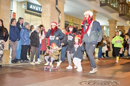 Más de 1.700 participantes han tomado la salida en la Carrera de Navidad.