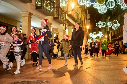 Más de 1.700 participantes han tomado la salida en la Carrera de Navidad.