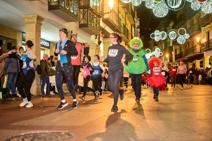 Más de 1.700 participantes han tomado la salida en la Carrera de Navidad.