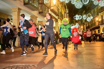 Más de 1.700 participantes han tomado la salida en la Carrera de Navidad.