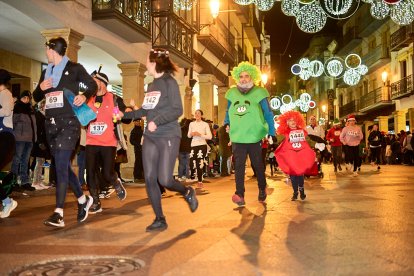 Más de 1.700 participantes han tomado la salida en la Carrera de Navidad.