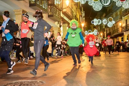 Más de 1.700 participantes han tomado la salida en la Carrera de Navidad.