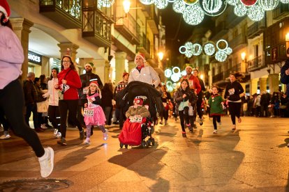 Más de 1.700 participantes han tomado la salida en la Carrera de Navidad.