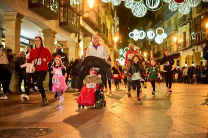 Más de 1.700 participantes han tomado la salida en la Carrera de Navidad.