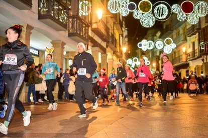 Más de 1.700 participantes han tomado la salida en la Carrera de Navidad.